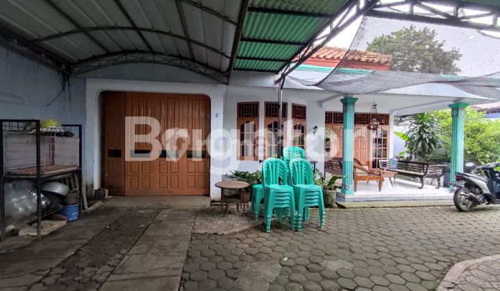 Strategic house by the main road, suitable for business in Depok. 2