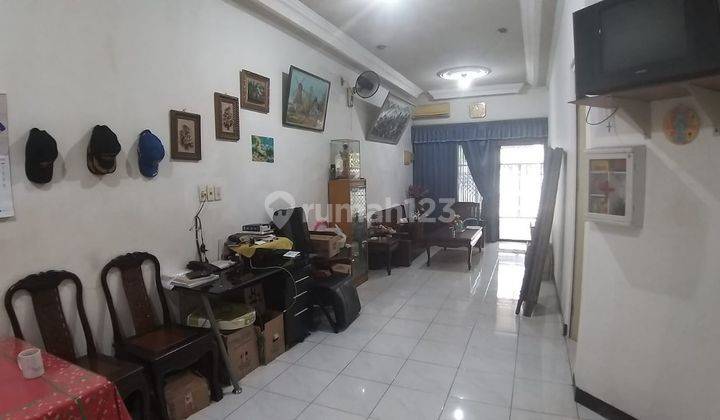 Di  Rumah ada balkon di Jalan Pinang Emas Pondok Indah 2