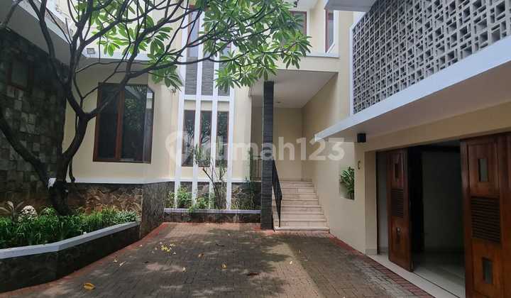 Rumah dengan Nuansa Bali Tropis di Dalam Townhouse Eksklusif di Kemang