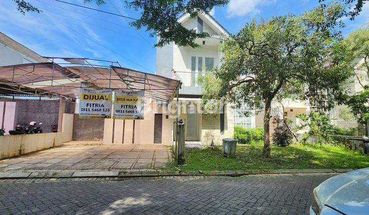 RUMAH DUA LANTAI ADA KOLAM RENANG DI LINGKUNGAN PREMIUM 1