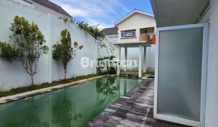 RUMAH DUA LANTAI ADA KOLAM RENANG DI LINGKUNGAN PREMIUM 2