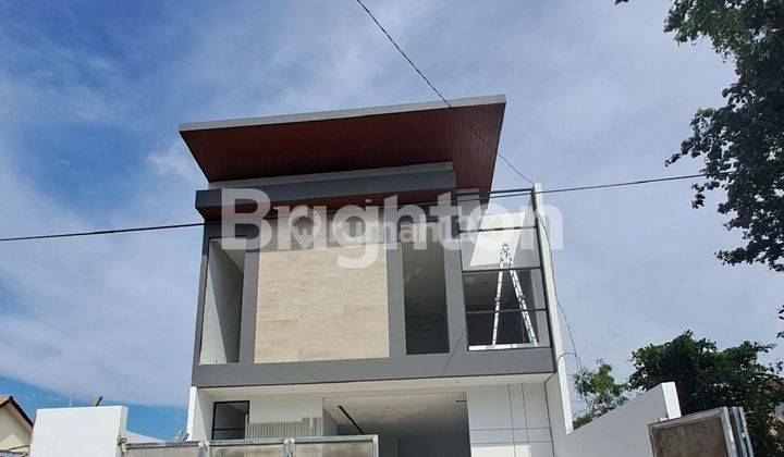 RUMAH 2 LANTAI MODERN TROPICAL BARU GRESS, SIAP HUNI, STRATEGIS DEKAT PAKUWON CITY SUPERINDO MULYOSARI ITS UNAIR KAMPUS C MERR GALAXY MALL RS MITRA KELUARGA KENJERAN 1