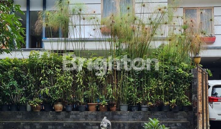 Rumah Mewah  2 Lantai Siap Huni Di Komplek Villa Triniti Setiabudi Bandung  Di Sersan Bajuri, Parongpong Rumah