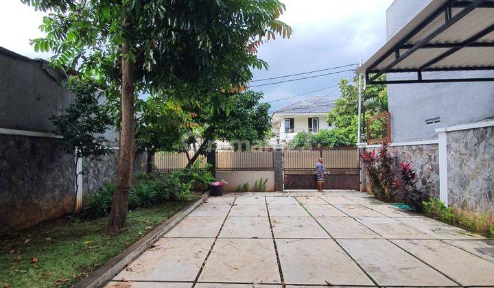 Rumah Lokasi Strategis dengan Area Parkir dan Halaman Luas @Kebon Jeruk 2