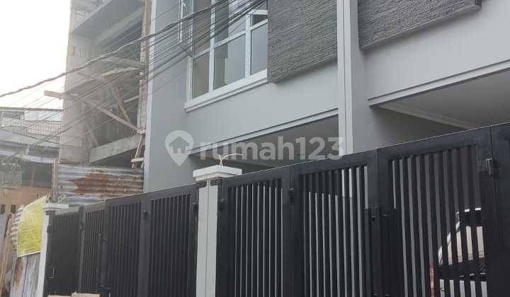 Brand New Home di Jalan Asem Duri Kepa 2 Lantai 