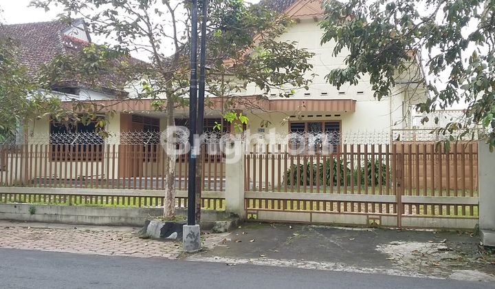 SPACIOUS HOUSE, STRATEGIC LOCATION in the CENTER of MALANG CITY SPACIOUS HOUSE, STRATEGIC LOCATION in the CENTER of MALANG CITY