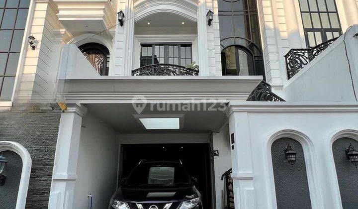 BRAND NEW AMERICAN CLASSIC  TOWN HOUSE JAKARTA SELATAN 1