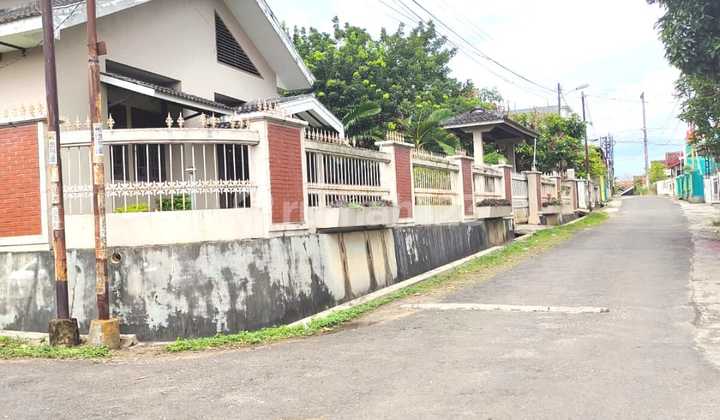 Miliki Rumah dengan Pekarangan Luas ay 2