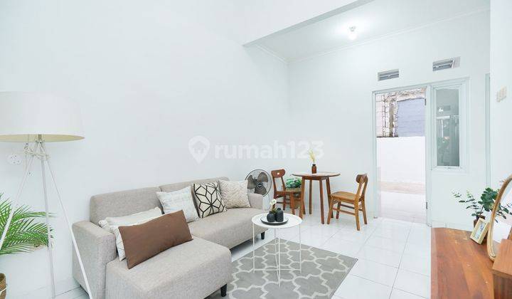 ruang tamu rumah minimalis siap huni di