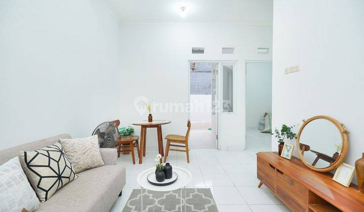 ruang tamu rumah minimalis siap huni di