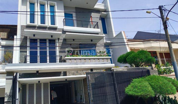 Rumah Mewah Dan Asri Depan Taman Fully Furnished di Green Garden Jakarta 2