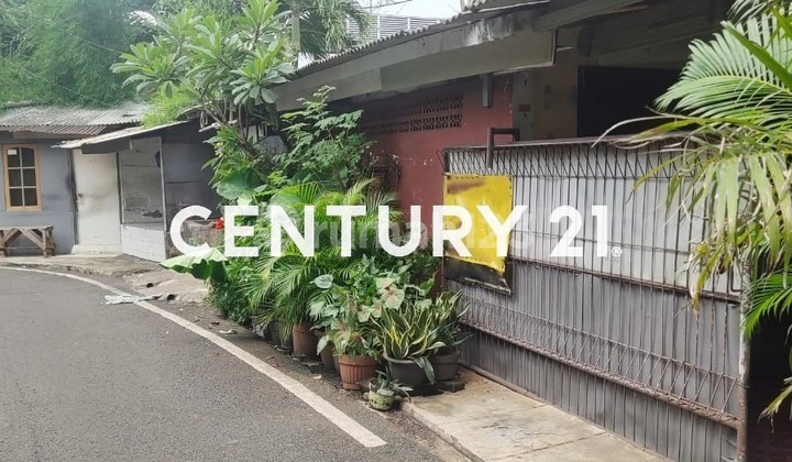 Habitable Old House in Cempaka Putih Area 2
