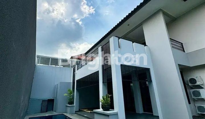 THE HOUSE IN GRAHA FAMILI HAS A SWIMMING POOL. 2