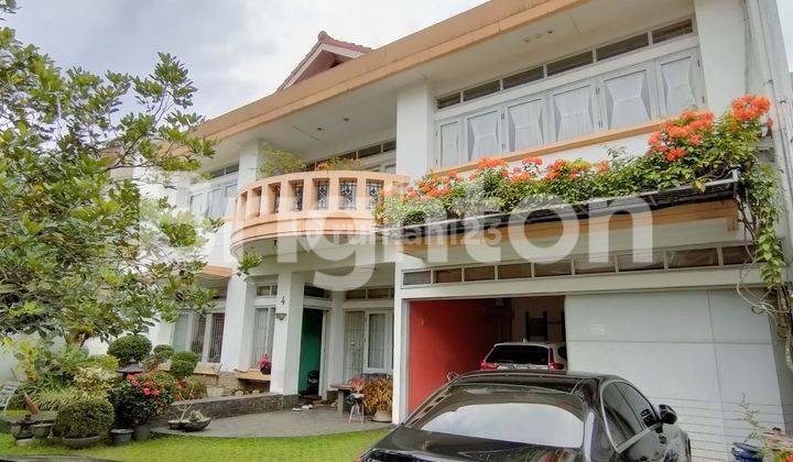 RUMAH SANGAT TERAWAT DENGAN RUANGAN YANG LUAS DI CIATEUL BANDUNG 1