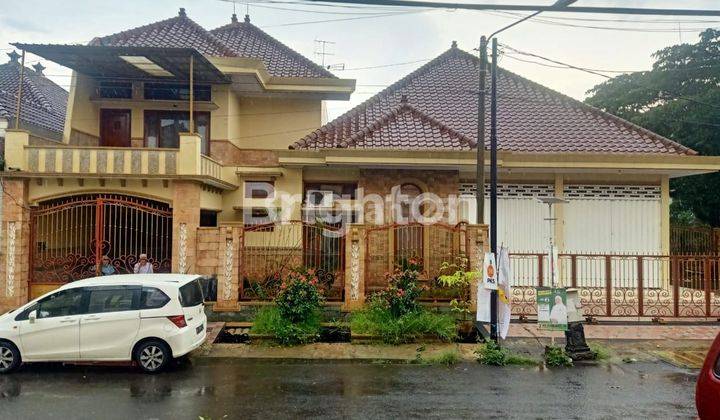 Rumah mewah di jl. Raya Danau Kerinci Malang 2