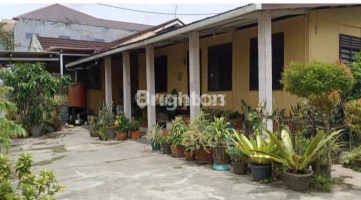 DI  RUMAH LAHAN LUAS DI KOMPLEK PREVAB SAMARINDA 1