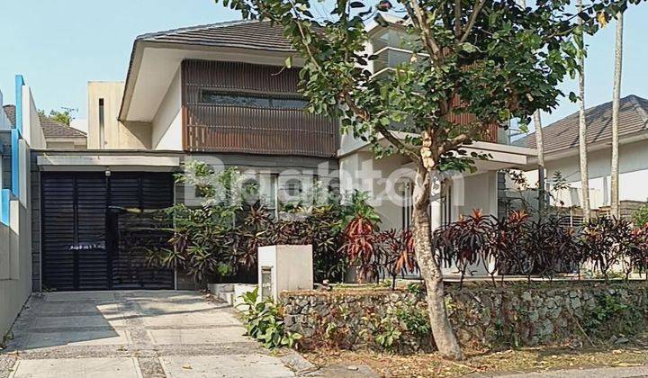 Rumah Cantik Mewah Riverside Malang 1