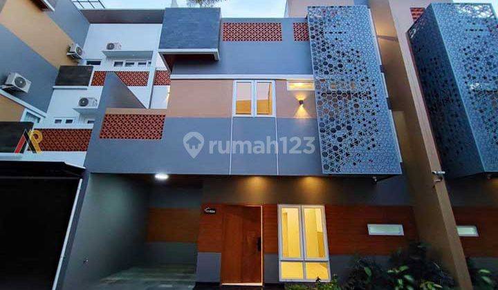 Rumah Jagakarsa 3 Lantai Full Furniture Rooftop + Jacuzzi 1