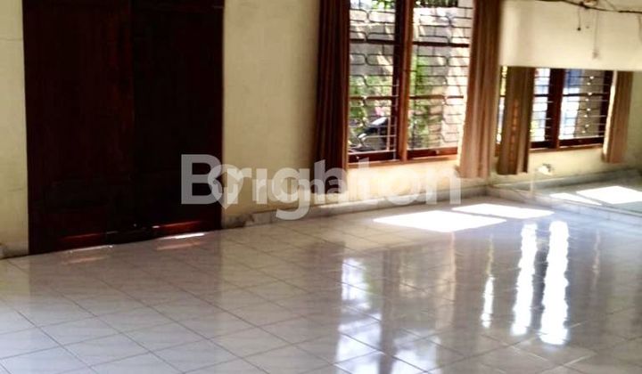 Rumah atau tempat usaha atau kantor lokasi ramai di Renon