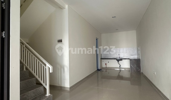 BAGUS Rumah Baru 6x17 BrandNew Ceiling Tinggi Hadap Selatan Gading Elok