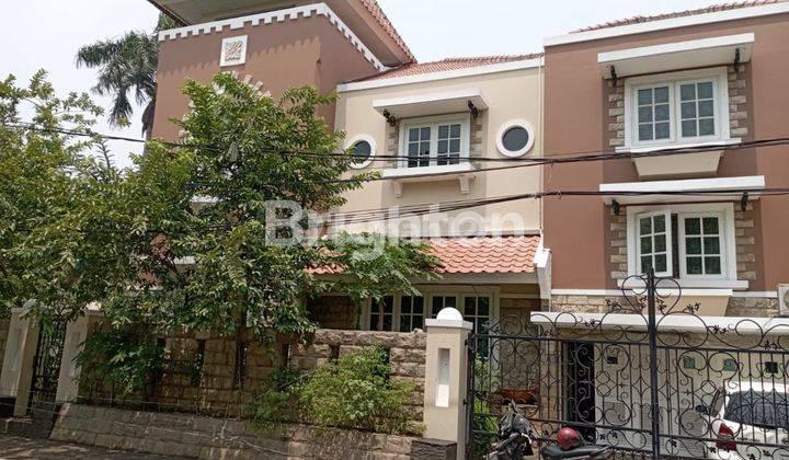 Rumah mewah 2.5 Lantai posisi di hoek Jakarta Barat 1