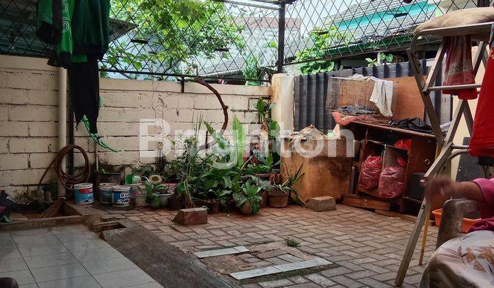 Rumah dengan Bangunan Tua dan Kokoh 1