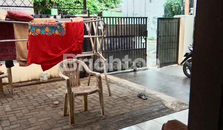 Rumah dengan Bangunan Tua dan Kokoh 2