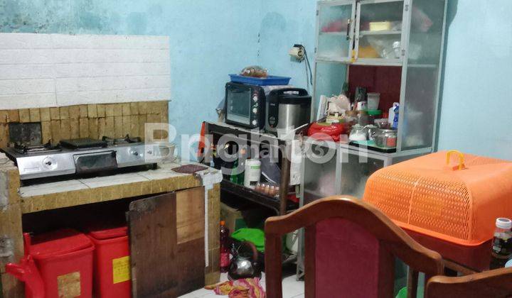 Rumah dengan Bangunan Tua dan Kokoh 2