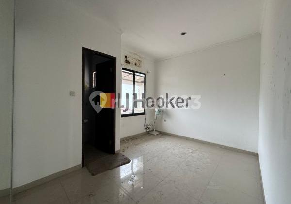3-Story Well-Maintained and Nice House in Tomang, West Jakarta 2