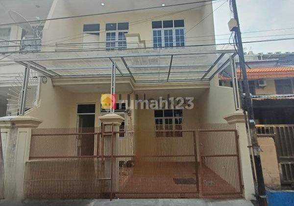 Rumah 2 Lantai Lokasi Bagus, Siap Huni, Tomang Jakarta Barat 1