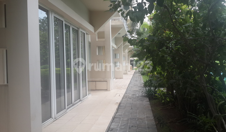 Rumah di Simprug.Hadap timur. Dalam Kompleks Ekslusif.Strategis.Backyard & pool luas 2