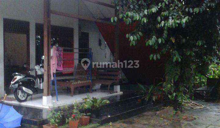 Rumah dengan halaman luas di Jakarta Selatan 2