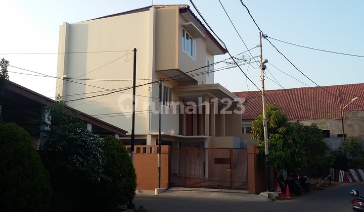 Rumah Baru Di Kompleks Hook Dan Hadap Timur Strategis