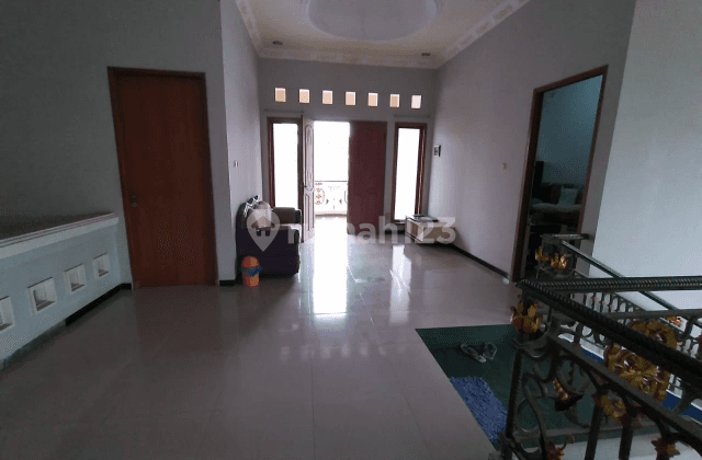 Rumah 2 lantai tengah kota siap pakai cocok untuk kantor/mess 2