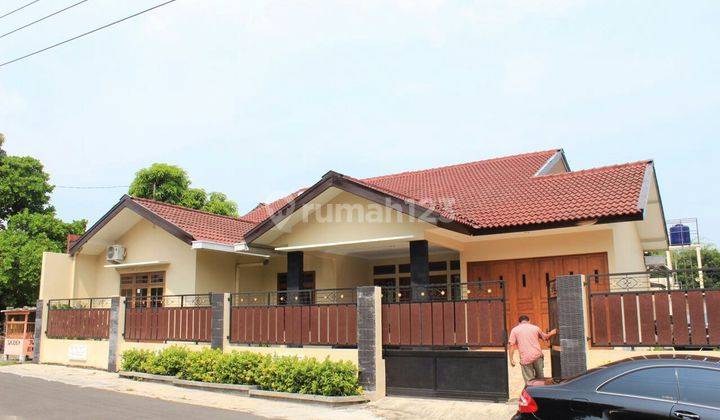 Rumah Mewah + kolam  renang  di Purwomartani 1