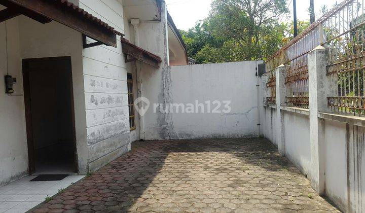 Rumah lama hitung tanah di jalan bunga solo baru 2