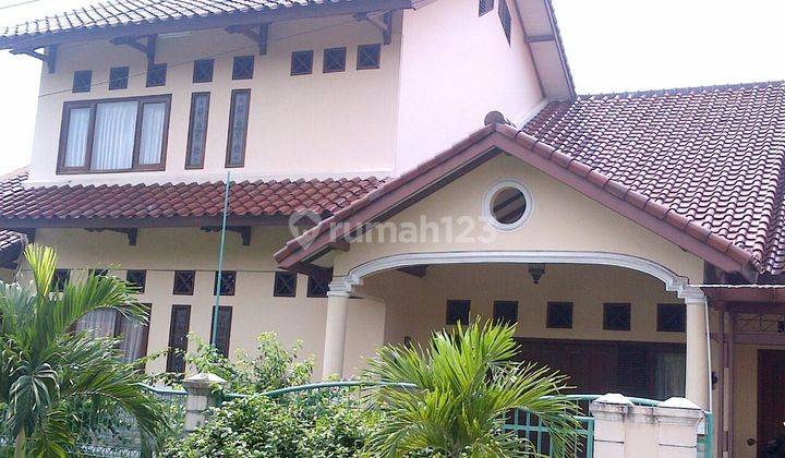 Rumah mewah dengan lingkungan asri dan nyaman dekat dengan tol Desari 1