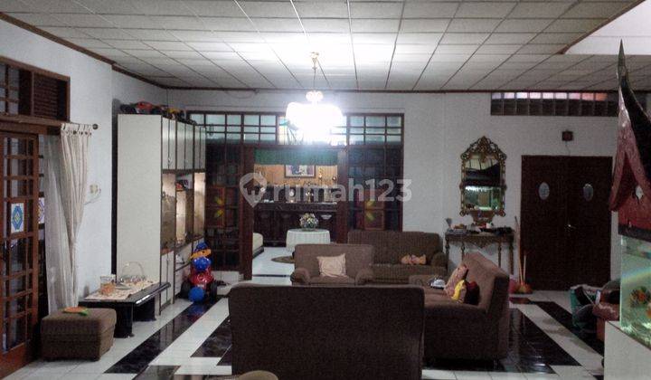 Rumah Belanda terawat di sayap Jl Burangrang 1