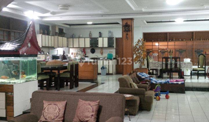 Rumah Belanda terawat di sayap Jl Burangrang 2