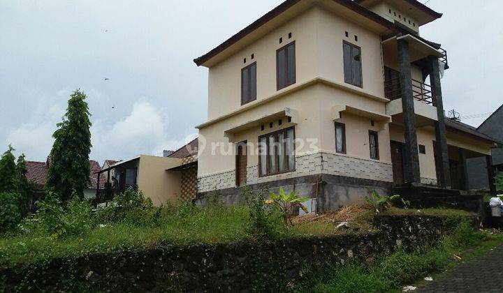 Cheap 3-story house in Nusa Dua, Lingk. housing, large garden 1