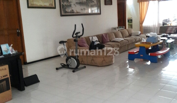 Majestic, lush, comfortable, sturdy house. 2