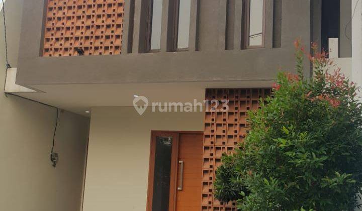 Di  Rumah Di Daerah Munjul Jakarta Timur Lokasi PINGGIR JALAN RAYA Siap Huni 1