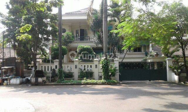 Rumah Cantik Dan Asri, Ada Kolam Renang di Panglima Polim 1