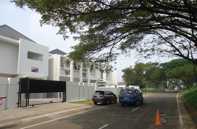 Rumah Besar di Kota Wisata Cibubur 2