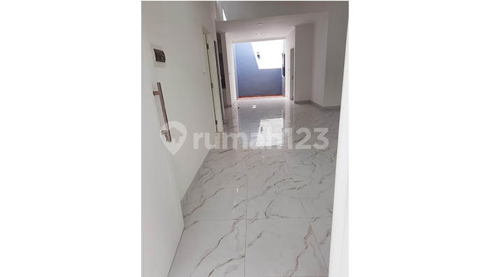 Rumah Mewah Dengan Taman Yang Luas di Ampera, Jakarta Selatan