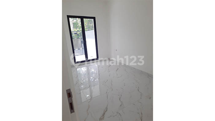 Rumah Mewah Dengan Taman Yang Luas di Ampera, Jakarta Selatan 2