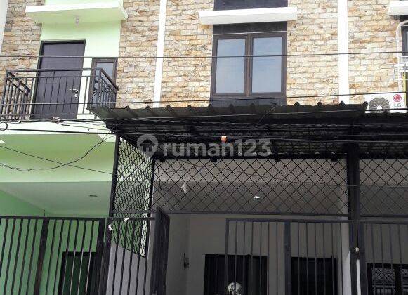 Rumah baru 3 lantai di Cengkareng, Jakarta Barat dekat Halte Busway Sumur Bor, Daan Mogot 1