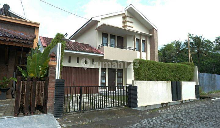 RUMAH CANTIK DENGAN HALAMAN LUAS DI LEMPONGSARI, PALAGAN DEKAT KE UGM DAN HOTEL HYATT. 1