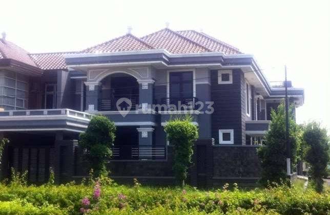 Rumah mewah 3 lantai posisi hook di Delta Raya Selatan Surabaya 1