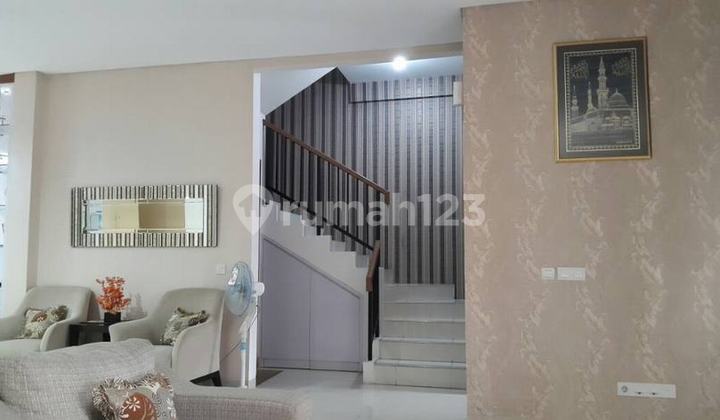 rumah strategis, berhadapan dengan Sekolah Al-Azhar dan Taman kota 1, siap huni